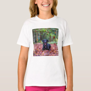 T-shirt Le Labrador Noir Dans Les Feuilles D'Automne