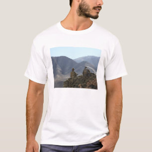 T-shirt le matériel de transmissions de course de soldats