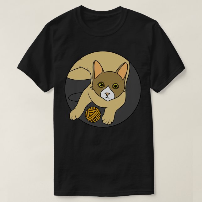 T-shirt Le mignon chat joue avec une boule de fil (Design devant)