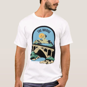 T-shirt le pont à proximité de la montagne