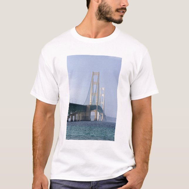 T-shirt Le pont Mackinac qui s'étend sur le détroit de (Devant)