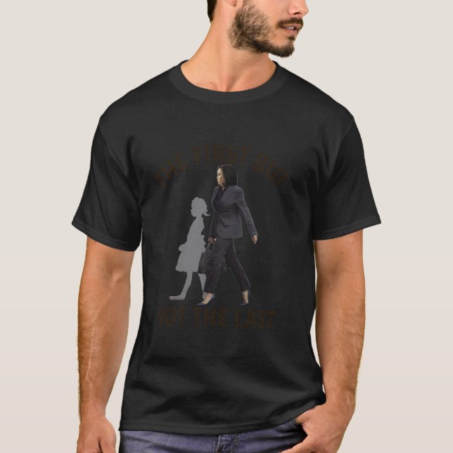 T-shirt Le Premier Mais Pas Le Dernier Kamala Harris Ruby  (Devant)