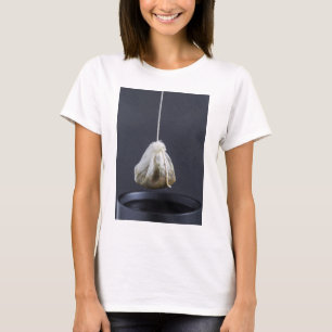 T-shirt Le sac de thé est suspendu dans une tasse