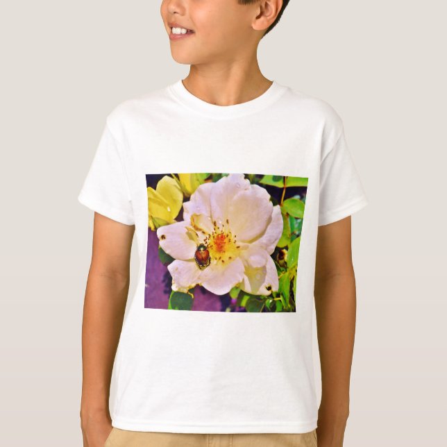 T-shirt Le scarabée japonais sur la rose blanche (Devant)
