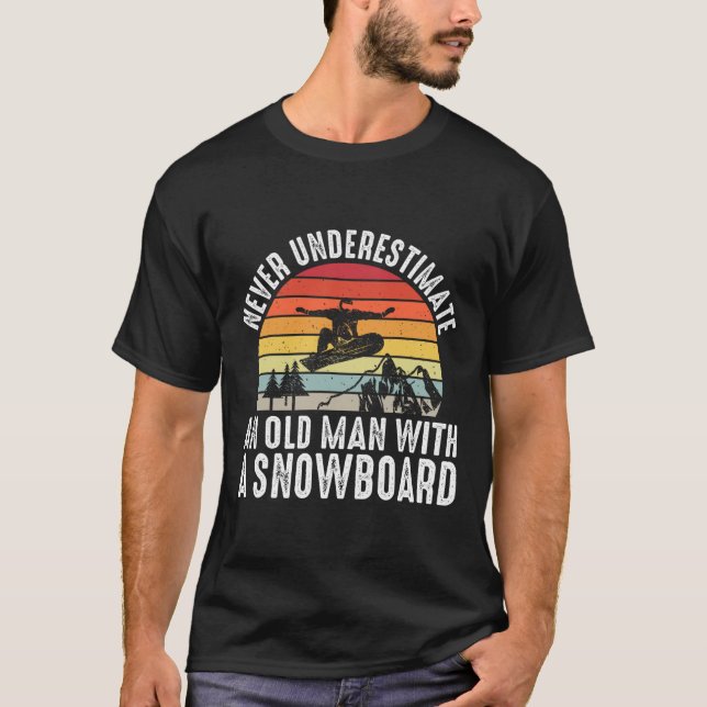 T-shirt Le Snowboard Ne Sous-Estime Jamais Un Vieux Homme  (Devant)