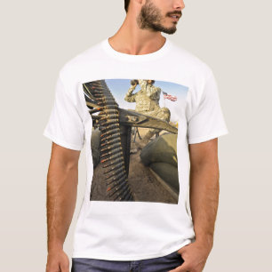 T-shirt le soldat surveille pour l'activité ennemie