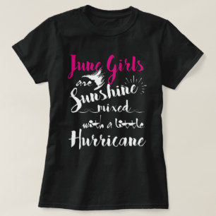 T-shirt Le soleil de filles de juin s'est mélangé à un