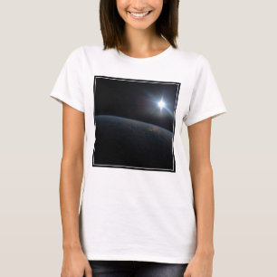 T-shirt Le Soleil qui s'installe sur l'horizon terrestre.