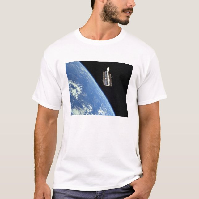 T-shirt Le télescope spatial Hubble avec une terre bleue (Devant)