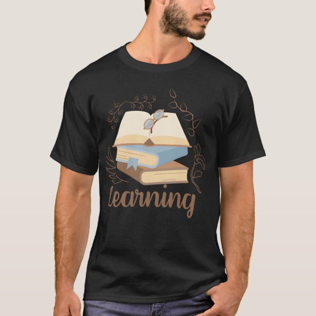 T-shirt Learning tet with stack of books and eyeglasses vi (Devant)