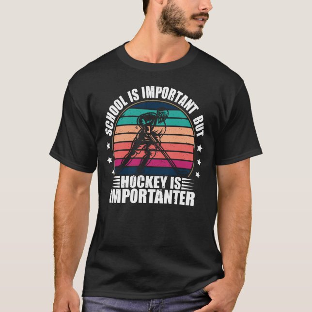 T-shirt L'École Est Importante, Mais Le Hockey Est Importa (Devant)