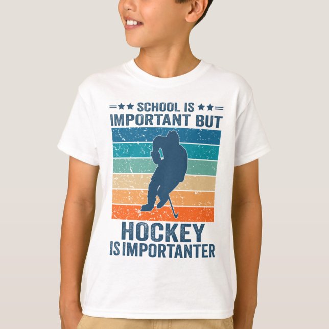 T-shirt L'École Est Importante, Mais Le Hockey Est Importa (Devant)