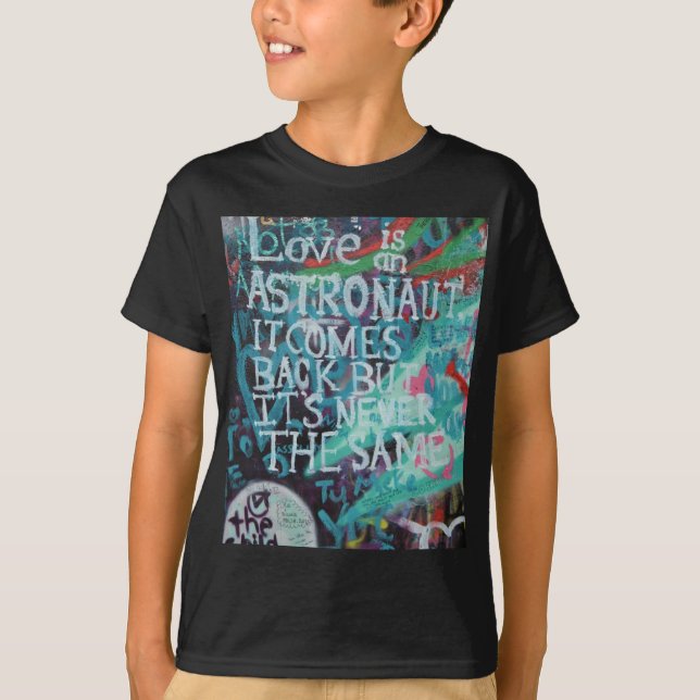T-shirt Lennon Wall, l'amour est comme un graffiti d'astro (Devant)
