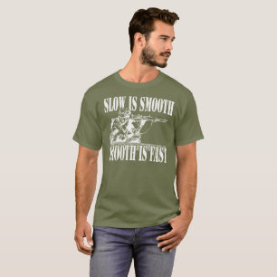 T-SHIRT LENTE EST LA VITESSE LISSE DE TIREUR ISOLÉ