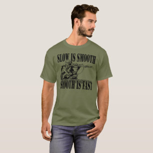 T-SHIRT LENTE EST LA VITESSE LISSE DE TIREUR ISOLÉ