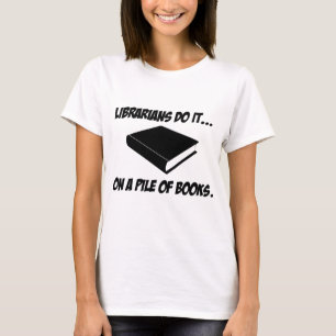 T-shirt Les bibliothécaires le font... Sur un tas de livre
