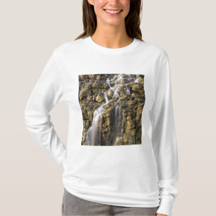 T-shirt Les chutes de saumure de la roche volcanique