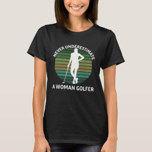T-shirt Les clubs de golf debout de la femme jamais sous-e