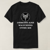 Les démons observent au-dessus de moi la chemise
