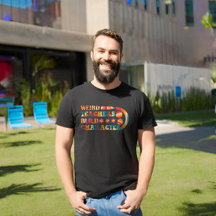 T-shirt Les enseignants étranges construisent un caractère