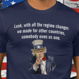 T-shirt Les États-Unis disent que quelqu'un nous doit un c