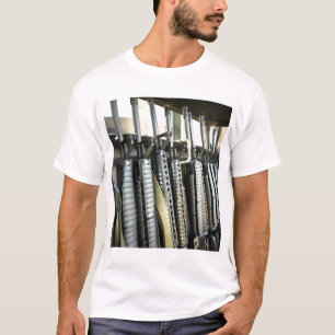 T-shirt Les fusils d'assaut se tiennent prêts sur le