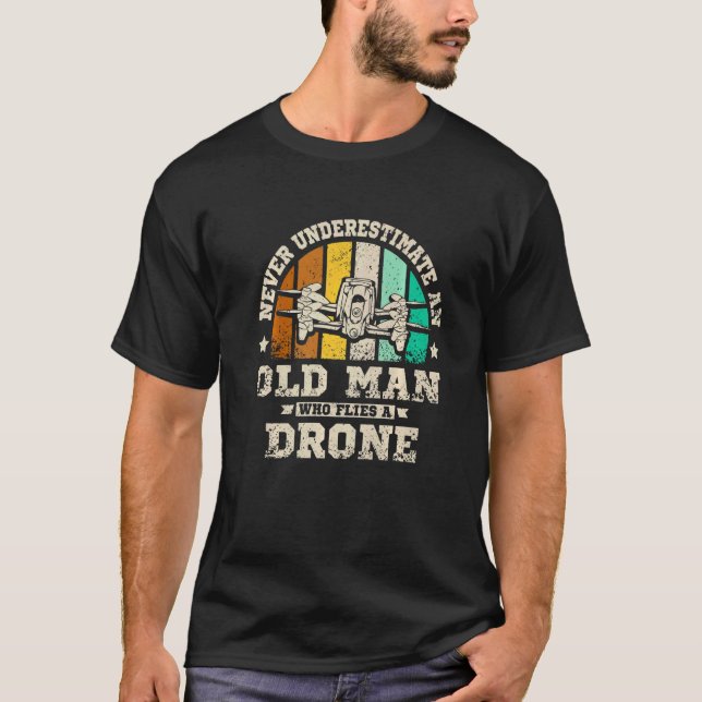 T-shirt Les hommes ne sous-estiment jamais un vieil homme  (Devant)