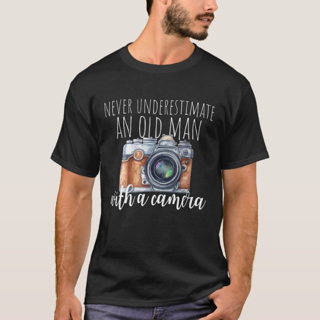 T-shirt Les Hommes Ne Sous-Estiment Jamais Un Vieux Homme  (Devant)