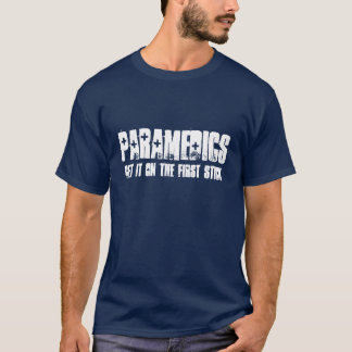 T-shirt Les infirmiers l'obtiennent sur le premier bâton