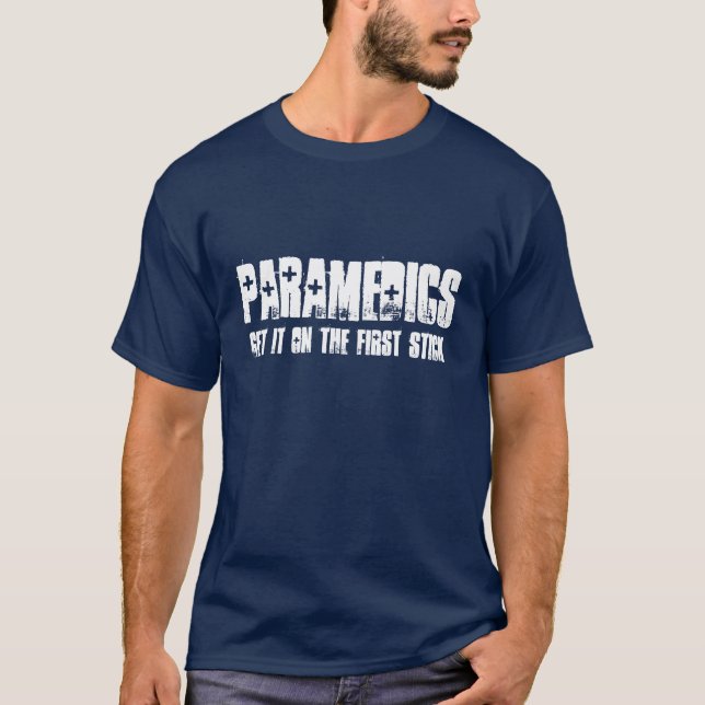 T-shirt Les infirmiers l'obtiennent sur le premier bâton (Devant)