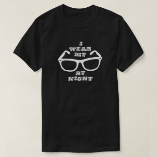 T-shirt Les lunettes de soleil la nuit 80s citent le rétro