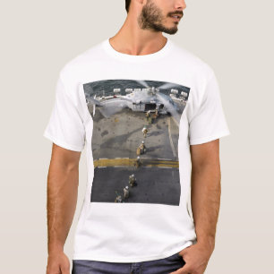 T-shirt Les marines disposent à embarquer un MH-60S
