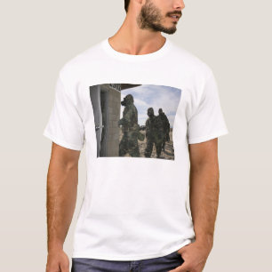 T-shirt Les marines et les marins classent dans la chambre