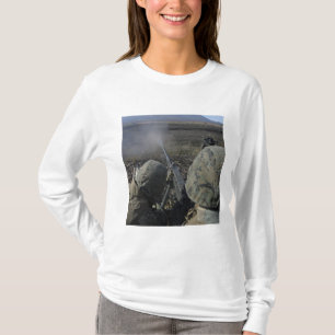 T-shirt Les marines mettent le feu à une mitrailleuse de