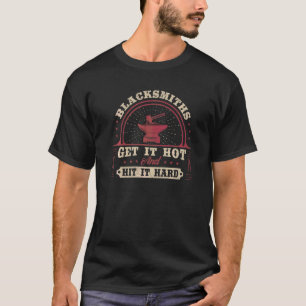 T-shirt Les Mens Blacksmiths L'Obtiennent Chaud Et Le Touc