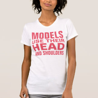 T-shirt Les modèles emploient leur principal et épaules