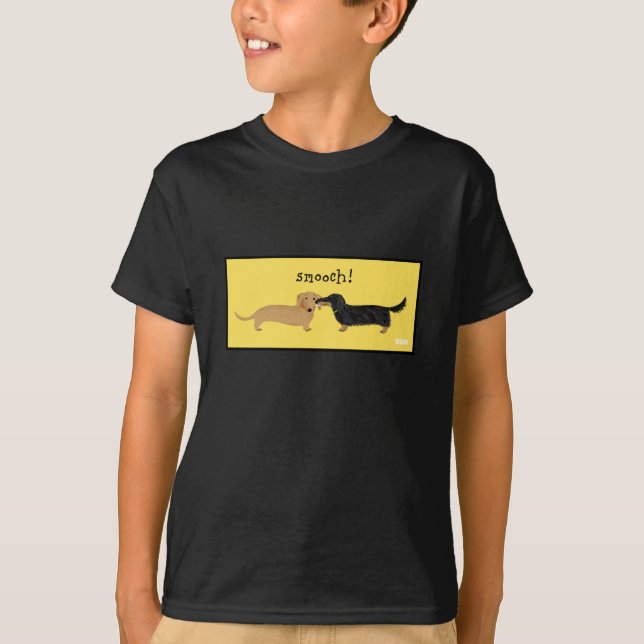 T-shirt Les teckels mignons se bécotent l'amour de chiens (Devant)