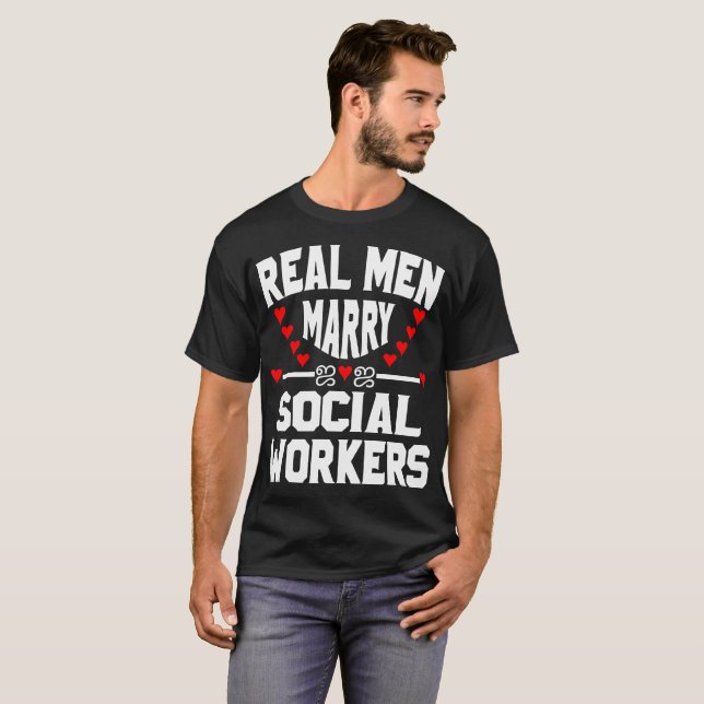 T-SHIRT LES VRAIS HOMMES ÉPOUSENT DES ASSISTANTS SOCIAUX (Devant entier)
