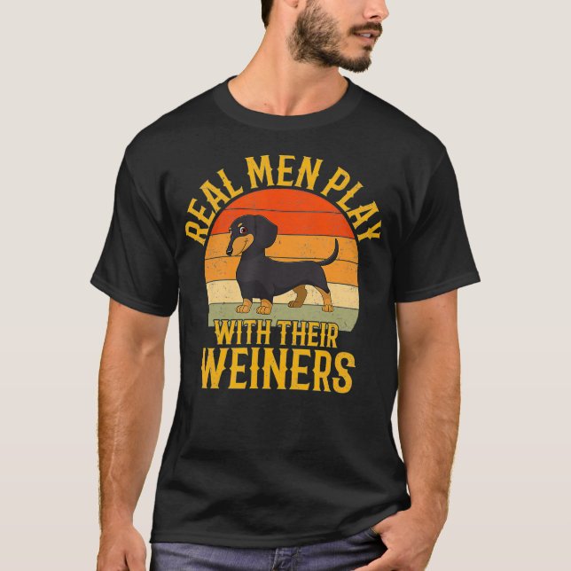 T-shirt Les vrais hommes jouent avec leurs seins Dachshund (Devant)