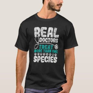 T-shirt Les vrais médecins traitent plus d'une espèce Vété
