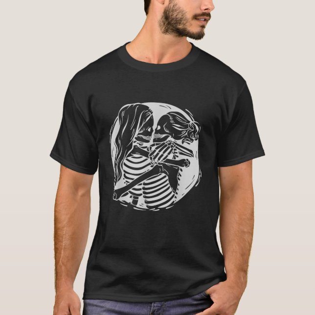 T-shirt Lesbian Couple LGBTQ Pride Skeletons Kissing Valen (Devant)