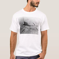 L'Esquimau dans le bateau fait avec des peaux a