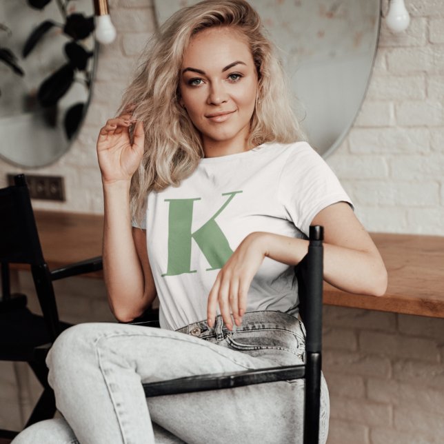 T-shirt Lettre initiale | Monogramme Moderne Tendance Sage (Créateur téléchargé)