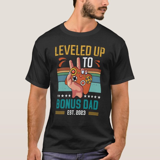 T-shirt Leveled Up to Bonus Dad 2023 New Stepdad Gamer (Devant)