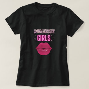T-shirt Lèvres violettes et texte filles dangereuses 