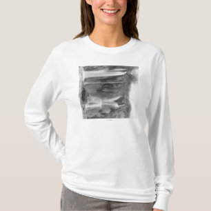 T-shirt L'homme se tenant au-dessous du Spearfish tombe