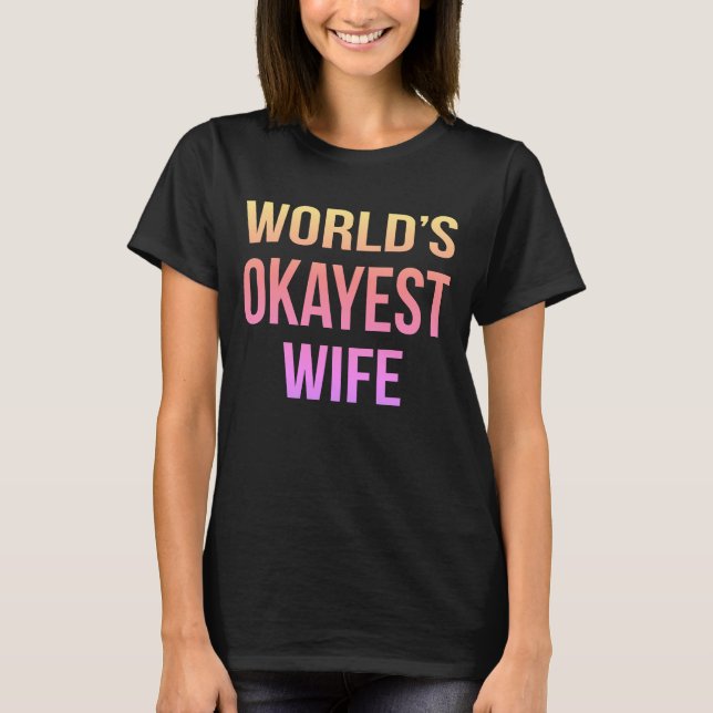 T-shirt L'Humour de la femme la plus Okayest au monde (Devant)