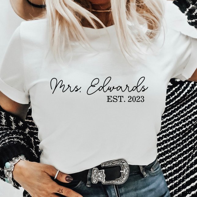 T-shirt Limite Cursive Mme Custom Nom de famille Mariage C (Créateur téléchargé)