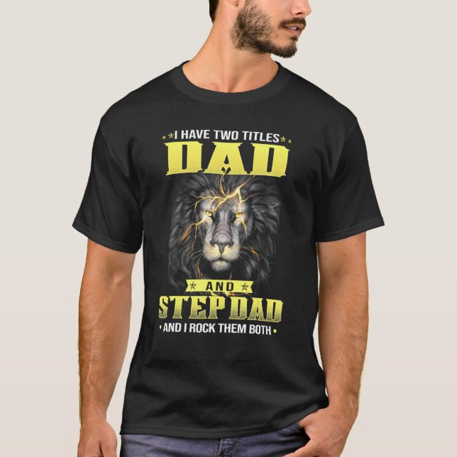 T-shirt Lion Papa J'Ai 2 Titres Papa Stepdad Je Les Roche  (Devant)