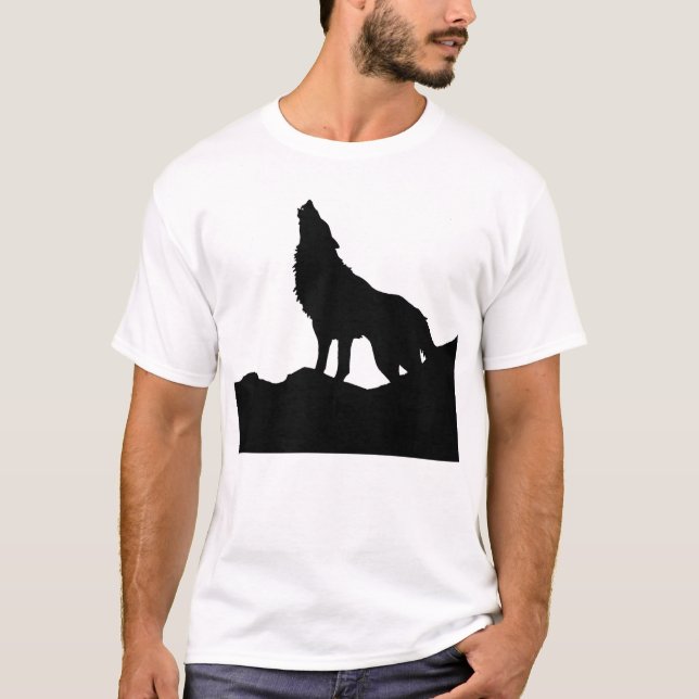 T-shirt Loup solitaire debout sur une colline (Devant)